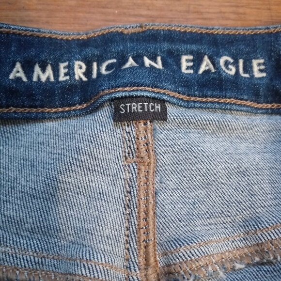 AMERICAN EAGLE stretch super hi-rise flare jeans in Dark Rinse (8 short) - Picture 9 of 13